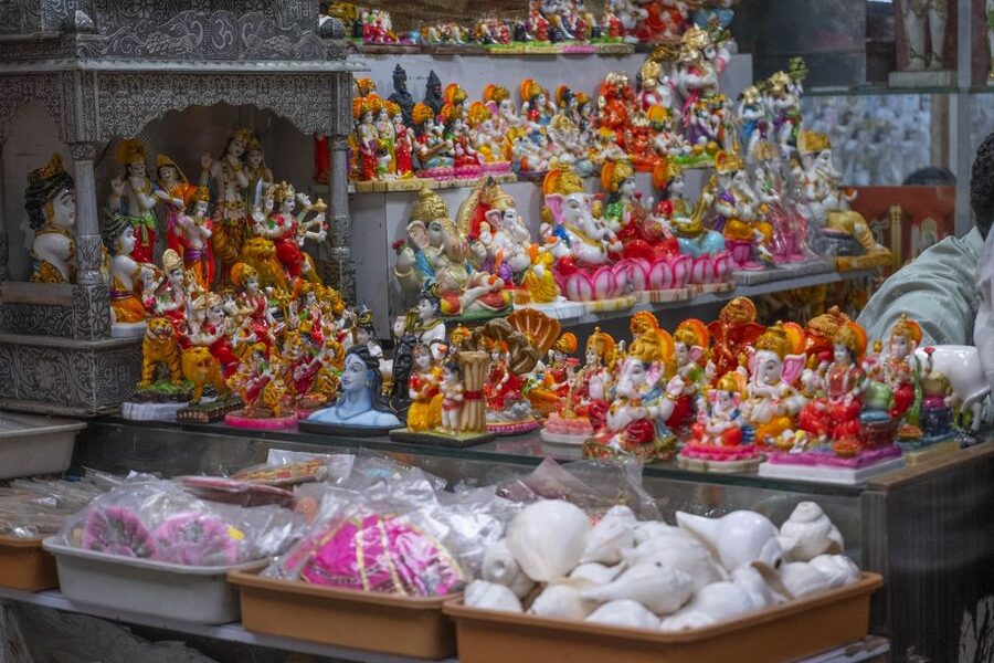 Mumbai: Local Markets & Temples Tour - Mumbadevi Temple: a namesake story you can stand in