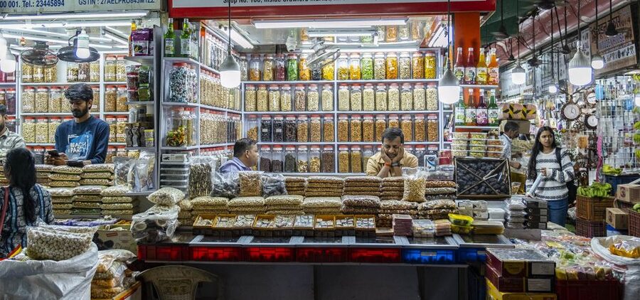 Mumbai: Local Markets & Temples Tour - Crawford Market: seeing the supply chain in one big, loud stop