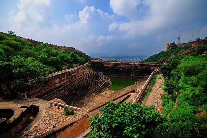 Nahargarh Water Walk - Guided 2-Hour Heritage Tour in Jaipur - Stop 1 at Nahargarh Fort: channels, aqueducts, stepwells, reservoirs