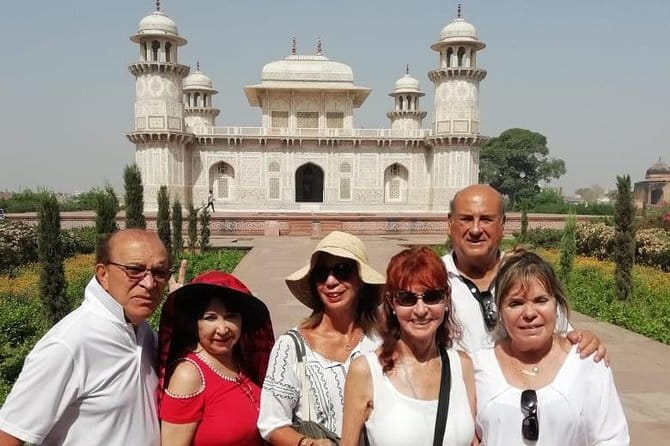 Old and New Delhi Delights Food, Culture and Heritage Tour - Gurudwara Bangla Sahib: A Calm Break in the Middle of the Day