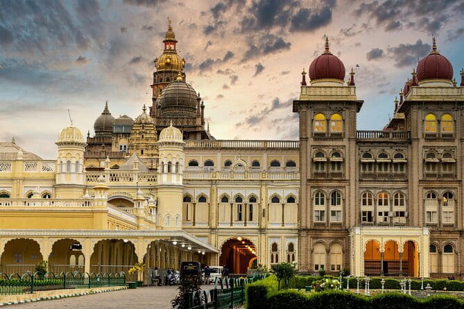 Old Bangalore Historical Walk thro Palace, Temples, Fort & Market - Sri Krishnarajendra Market: fruit, flowers, vegetables, and the city’s loud pulse