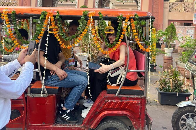Old Delhi Walking Tour: Food, Culture & Spice Bazaars - Stop 1: Chandni Chowk and a 1.5 km lesson in side by side faiths
