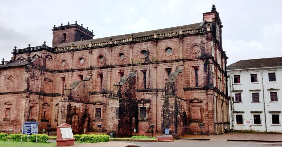 Old Goa: Walking Tour of Heritage Churches - Arriving at Viceroys Arch and Getting Your Bearings Fast