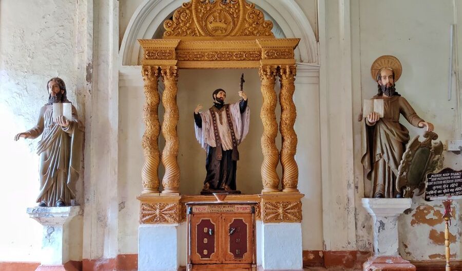 Old Goa: Walking Tour of Heritage Churches - Walking Past Old Goa Ruins Toward Se Cathedral