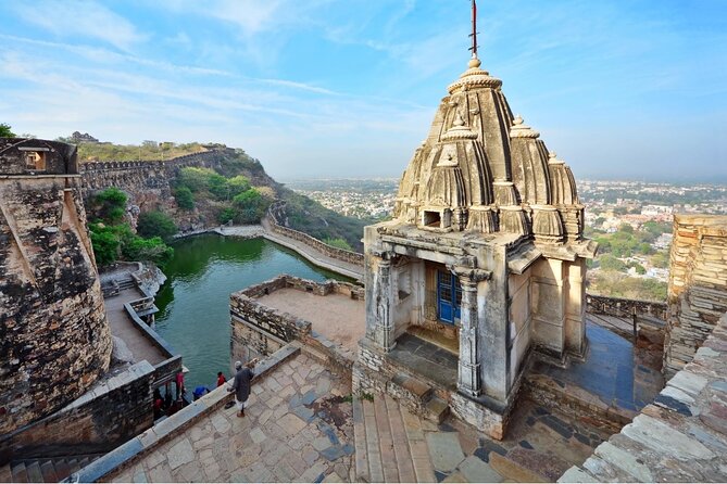 Private Day Trip to Chittorgarh from Udaipur with Guide Option - Kirti Stambh (Tower of Fame): A Short Stop With Big Vertical Scale