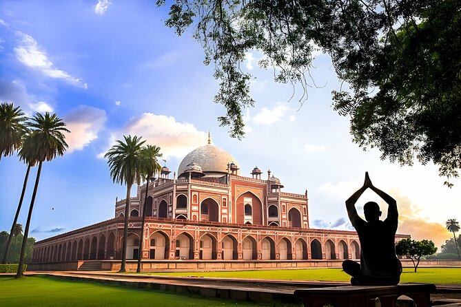 Private Luxury Full Day New and Old Delhi City Tour - Gurudwara Bangla Sahib to Jama Masjid: two faiths, two kinds of calm