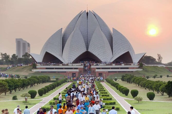 Private Old and New Delhi Full-Day Guided Tour all Inclusive - Lotus Temple and Gurudwara Bangla Sahib, faith sites with very different vibes