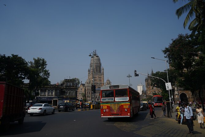 Private Tour in Mumbai Slum with Sightseeing - Antilia, Banganga, and the Jain Temple: three stops that explain Mumbai’s contrasts