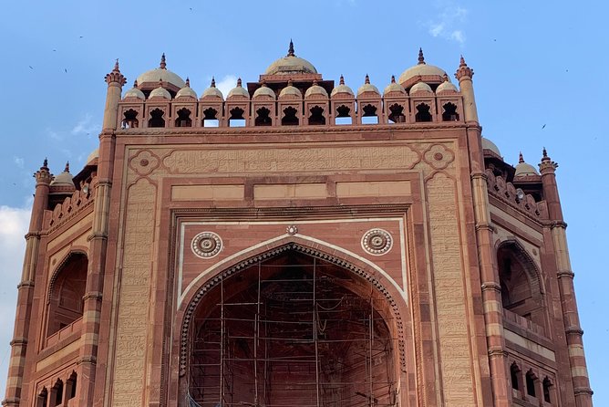 Private Transfer From Jaipur to Agra including Fatehpur Sikri - The English-speaking driver role, plus the Fatehpur Sikri guide question