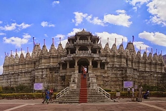 Private Transfer From Jodhpur To Udaipur Via Ranakpur Jain Temple - The private transfer setup, and how it affects your day