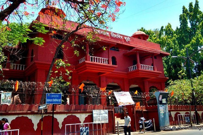 Pune Walking Tour with a Punekar - Shaniwar Wada: start where old Pune politics still echoes