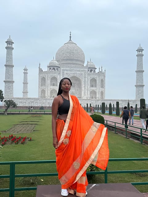 Rent a sari or kurta pajama for Taj Mahal visit & picture - Why Wear a Sari or Kurta Pajama at the Taj Mahal