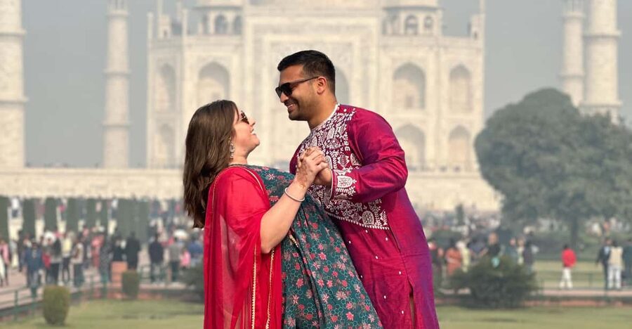 Rent a sari or kurta pajama for Taj Mahal visit & picture - Choosing Your Outfit: Colors, Matching, and Getting the Fit Right