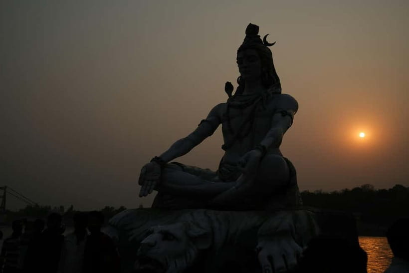 Rishikesh: Full-Day Sightseeing Tour with Ganga Aarti - Lakshman Jhula, Gita Bhawan, and the devotional street vibe