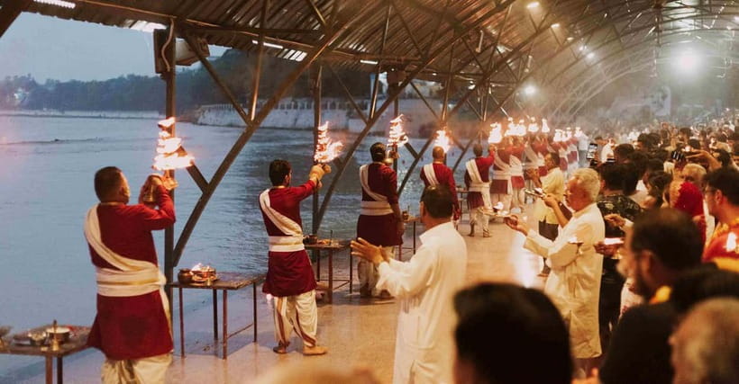 Rishikesh Spiritual Evening Tour with Sacred Ganga Aarti - Ram Jhula Ganga Ghat: walking toward the river’s prayer zone
