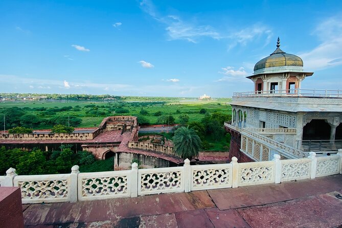 Sunrise Taj Mahal Tour from Delhi With Breakfast And Lunch - Agra Fort Morning Stop: Mughal Power You Can Walk Through