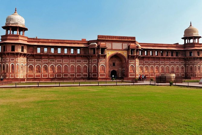 "Taj Mahal" Tour from Delhi by India's Fastest Train (Gatiman Express) - Taj Mahal, 2 hours with a guide, and how to get your best moments