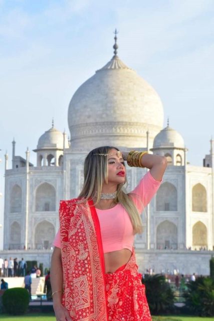 Taj Mahal with Professional Photoshoot - Price That Makes Sense For Families, Couples, And Photo-Lovers