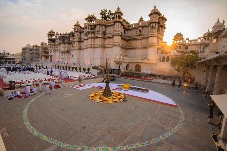Udaipur: City Palace Museum Tour and Lake Pichola Boat Tour - Lake Pichola After the Walking, A Slower Mood