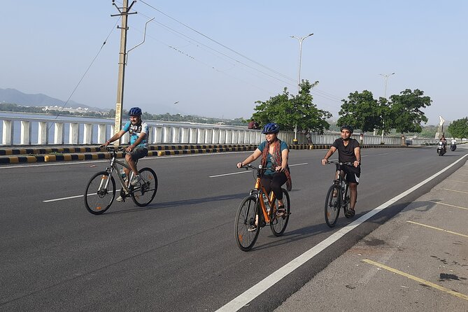 Udaipur Countryside Biking excursion - The 3-hour ride with Lake Badi and Fateh Sagar Lake
