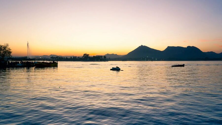 Udaipur: Guided Ghat Tour and Boat Ride - Where to Start: Daiji Bridge and the Ambrai Meeting Point
