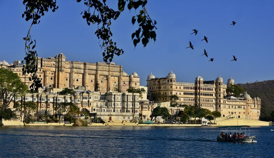 Udaipur: Guided Ghat Tour and Boat Ride - The 2-Hour Flow: Why a Short Tour Works in Udaipur