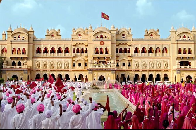 Unveiling Bollywood: Grand Tour of Iconic Real Sets & Their Story - Behind-the-Scenes Learning: What “Movie Making” Feels Like