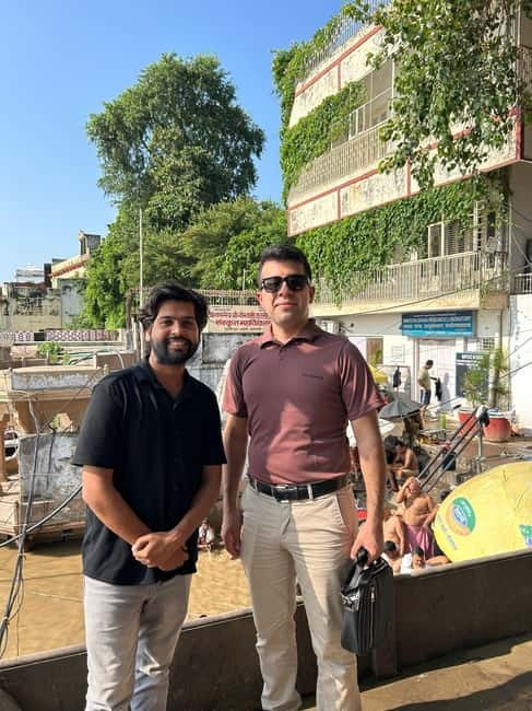 Varanasi: Ancient ghat walk tour with local guide - Meeting at Pizzeria Vaatika Cafe and Settling Into Assi Ghat