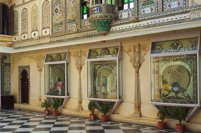 Walking Guided tour in Udaipur - City Palace: plan for the museum ticket and the art details